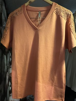 T-shirt orange avec dentelle aux épaules