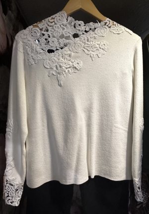 Pull blanc incrusté de dentelle manches et col