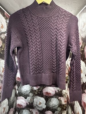 Pull violet torsadé