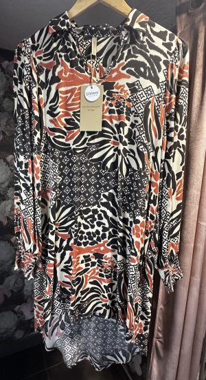 Robe asymétrique à motifs