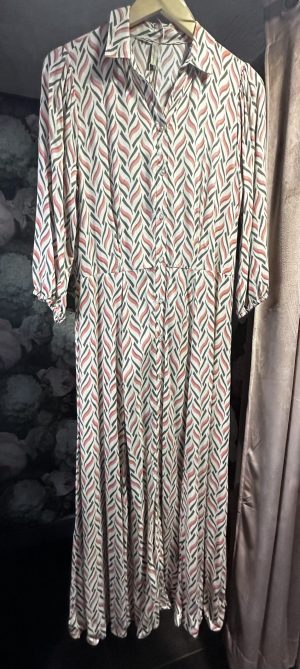 Robe longue rose, kaki et beige à motifs