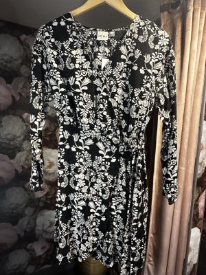 Robe noire et blanche à fleurs