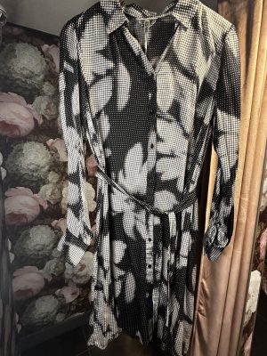 Robe noire et blanche à motifs fleuris