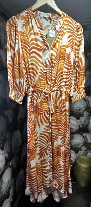 Robe orange et blanche à motifs feuille